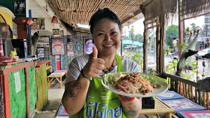 Angel from Angel´s Cafe in Koh Lanta made me vegan Payaya Salad.