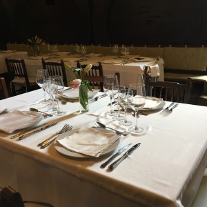 Photo Can Amer table setting with wine bucket