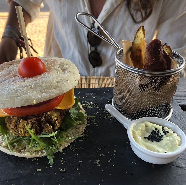 Outdoor vegan brunch 